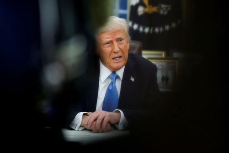 トランプ米大統領は１４日、自動車輸入に対する関税措置を４月２日をめどに発動させる方針を明らかにした。写真は１月、米ホワイトハウスで撮影（２０２５年　ロイター/Carlos Barria）