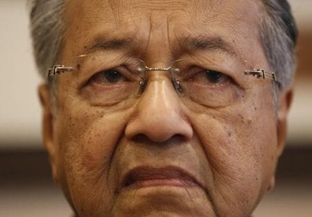　２月２９日、マレーシアのマハティール元首相（９０）は、与党、統一マレー国民組織はナジブ首相の下で「汚職を支援している」とし、離党を表明した。写真はマハティール元首相。マレーシアのプトラジャヤで昨年１０月撮影（２０１６年　ロイター／Olivia Harris）