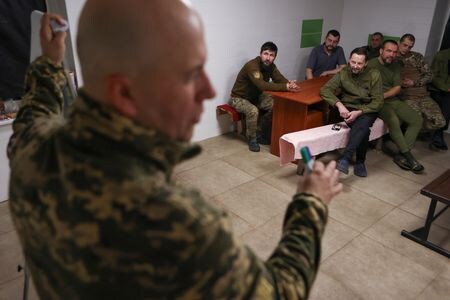 ウクライナ各地では、数百人もの専門家やボランティアが、メンタルヘルス上の問題を抱える兵士の治療に当たっている。はるかに規模の勝る敵を食い止めようと消耗戦を強いられているウクライナ軍にとって、戦闘ストレスの問題は膨らみつつある。写真はストレス対応のセッションを行う心理療法士のオレフ・フコフスキー氏。ドネツク州で１１月撮影（２０２３年　ロイター／Sofiia Gatilova）