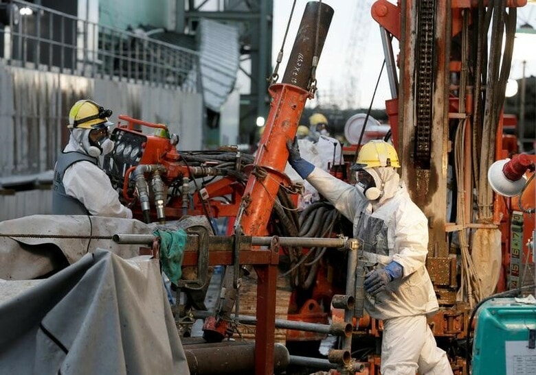 ３月８日、福島第１原発の汚染水対策の「切り札」として、３４５億円の国費を投じて作られた凍土壁。東京電力のデータによれば、当初の高い期待感とは裏腹に、想定していたほどの効果は得られていない。写真は福島第一原発で凍土壁の建築を行う作業員達。（２０１８年　ロイター）