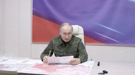 　ロシアがウクライナとの戦争を終結させ、米国との関係をリセットするための合意に向けた要求リストを米側に提示したと、関係者２人が明らかにした。写真は、ロシアのプーチン大統領。３月１２日、クルスクで代表撮影（２０２５年　ロイター）