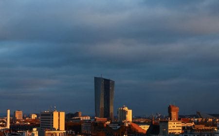 欧州中央銀行（ＥＣＢ）が１２日公表した専門家予測調査（ＳＰＦ）によると、エコノミストはユーロ圏のインフレ率が今年２．４％、２０２５年以降は２．０％になると予想しており、３カ月前の前回調査から変わらなかった。写真はフランクフルトのＥＣＢ。２０２３年１２月撮影（２０２４年　ロイター／Wolfgang Rattay）