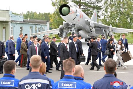 北朝鮮の金正恩朝鮮労働党総書記は１５日、西側諸国の制裁下にあるロシアの戦闘機工場を訪問し、ロシアの航空技術が急速な発展を遂げており、外部の潜在的な脅威を凌駕していることに敬意を示した。北朝鮮国営の朝鮮中央通信（ＫＣＮＡ）が１６日報じた。写真は９月１５日、ロシア極東ハバロフスク地方のコムソモリスクナアムーレにある戦闘機を製造する工場を視察する北朝鮮の金正恩朝鮮労働党総書記（２０２３年　ロイター／KCNA via REUTERS）