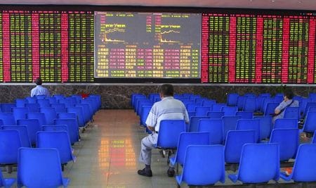 中国不動産開発の佳兆業集団と子会社３社が５日の香港株式市場で売買停止となった。資料写真、上海の証券会社の株価ボード、２０１５年８月撮影（２０２１年　ロイター／Aly Song）