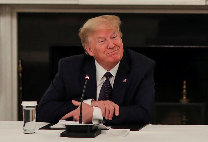 「毎日服用している」と、こともなげに言ったトランプ（5月18日、ホワイトハウスの大食堂でレストラン経営者たちと）　Leah Millis−REUTERS