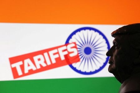 　インドは、米国が輸入関税を５０％に引き上げたにもかかわらず、米国との貿易協議継続を望んでいる。写真は、トランプ米大統領のシルエット、インド国旗、「関税」の文字を使ったイメージ。７月２３日、ボスニア・ヘルツェゴビナのゼニカ市で撮影（２０２５年　ロイター/Dado Ruvic）