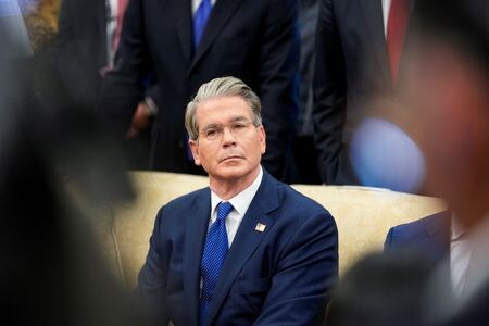 　７月２３日、ベセント米財務長官（写真）は２２日、米連邦準備理事会（ＦＲＢ）のパウエル議長の後任に５人いる女性の地区連銀総裁のうち１人が就任する可能性があると語った。写真は２２日、ワシントンのホワイトハウスで撮影（２０２５年　ロイター/Kent Nishimura）