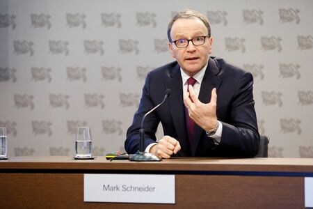 スイス食品大手ネスレのシュナイダー最高経営責任者（ＣＥＯ）は２０日、利用が増加している肥満症治療薬による同社のコーヒー事業への影響はないとの認識を示した。写真は同CEO。ヴヴェイの本社で２０２０年２月撮影（２０２３年　ロイター／PIERRE ALBOUY）
