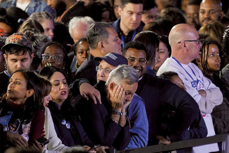 敗色が濃厚となり絶望的な表情でハリスの演説を待つ人たち（11月5日）　KEVIN LAMARQUEｰREUTERS