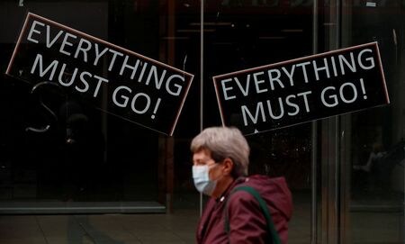 格付け大手Ｓ＆Ｐグローバルは２４日、英国の２０２０年の経済成長率見通しを従来のマイナス８．１％からマイナス９．７％に引き下げた。レクサムで２４日撮影（２０２０年　ロイター/PHIL NOBLE）