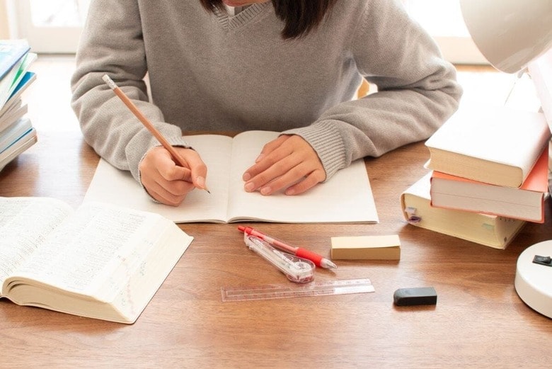 学校が無償化になっても学校外の塾通いなどへの支出が増えている　photoAC