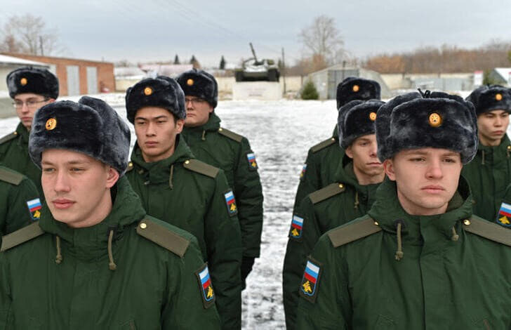 ロシアの有力議員は、軍の人員を3割増やす計画の一環として早ければ今春にも徴兵年齢の上限を引き上げる可能性があると明らかにした。写真はロシア・オムスクで昨年11月、駐屯地へ出発する前に集合場所に並ぶ徴集兵（2023年　ロイター／Alexey Malgavko）