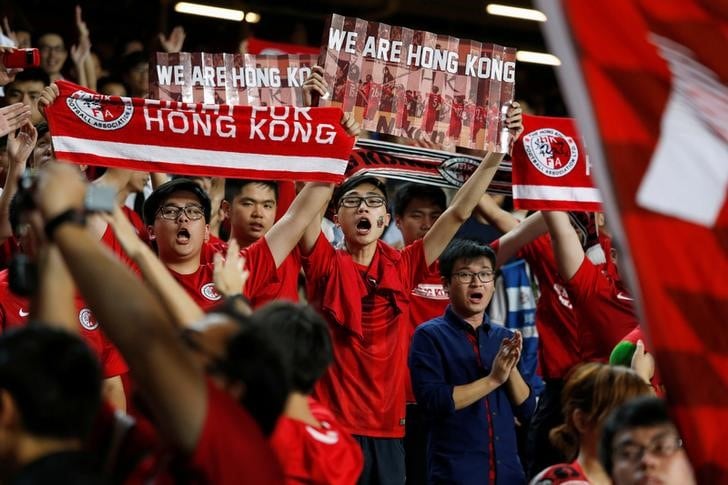 １１月１日、香港当局は、サッカーの試合などで中国国歌の演奏中にブーイングすることを罰する法律を「早急に」制定する方針を示した。サッカーＡＦＣアジアカップの対マレーシア戦、先月１０日撮影（２０１７年　ロイター／Bobby Yip）