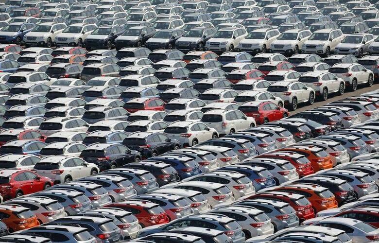 2020年も自動車業界の先行き不透明感は強い。写真は2017年5月、横浜港で輸出を待つ車（2020年　ロイター/Toru Hanai）