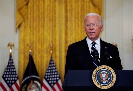 バイデン米大統領は、全ての米国民がアフガニスタンから退避するまで米軍は現地に留まると述べ、８月３１日の撤退期限後も駐留する可能性を示唆した。ホワイトハウスで撮影（２０２１年　ロイター/Elizabeth Frantz）