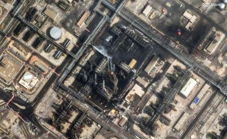 ドローン攻撃を受けた、サウジアラビアのラス・タヌラ石油精製所を捉えた衛星画像。3月2日撮影。Vantor/Handout via REUTERS