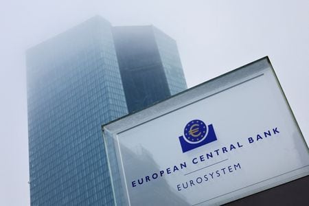欧州中央銀行（ＥＣＢ）は１７日、金利が上昇して金融市場に不安感が広がる環境下で、苦境に陥ったローンの借り手への対応する仕組みを改善するよう銀行に要望した。写真はＥＣＢのビル。ドイツ・フランクフルトで２０２２年撮影。（2023年 ロイター/Wolfgang Rattay）