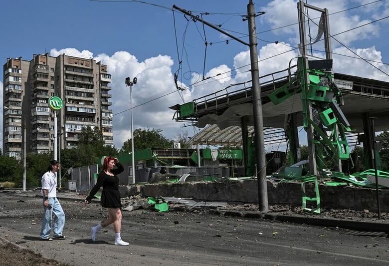 7月26日、ウクライナのザポリージャ州で、ロシアの空爆を受けたガソリンスタンド。REUTERS