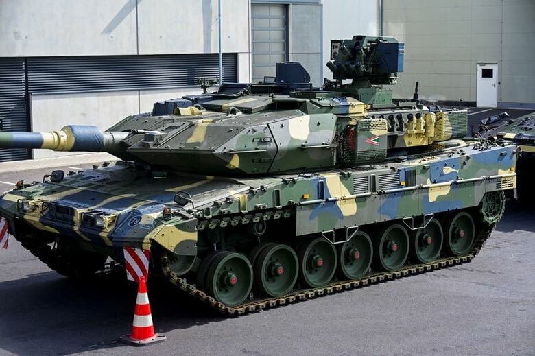 写真は戦車「レオパルト２」。７月、ドイツ・カッセルのＫＮＤＳで撮影。REUTERS/Fabian Bimmer