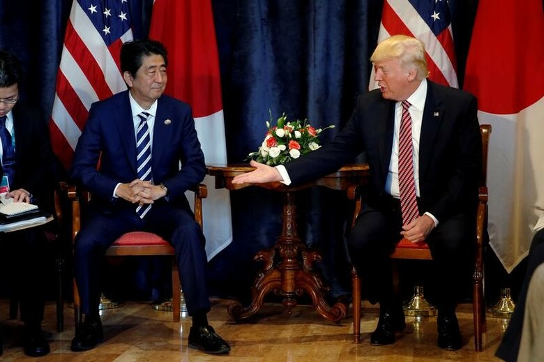７月３１日、安倍晋三首相とトランプ米大統領が電話会談した。会談では、北朝鮮が２度目の大陸間弾道ミサイル（ＩＣＢＭ）を発射したことを受けて対応を協議。写真はイタリアで５月撮影（２０１７年　ロイター/Jonathan Ernst）