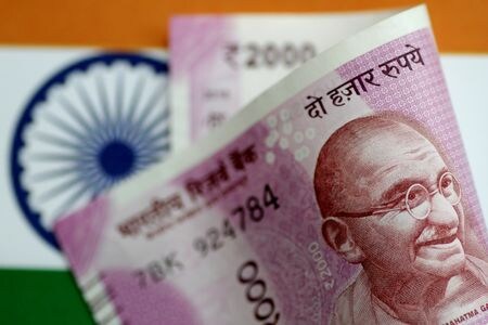 　４月２１日、インドの直接税中央委員会（ＣＢＤＴ）は、２０２３／２４年度（２４年３月終了）の所得税税収が前年比１７．７％増の約２３５０億ドルだったと明らかにした。写真はインドルピー紙幣。シンガポールで２０１７年６月撮影（２０２４　ロイター／Thomas White）