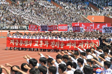 　北朝鮮の首都平壌で２５日、朝鮮戦争開戦７３周年に合わせた大規模集会が開かれ、約１２万人の参加者が米国への「復讐戦争」を誓うスローガンを叫んだ（２０２３年　ロイター/KCNA）
