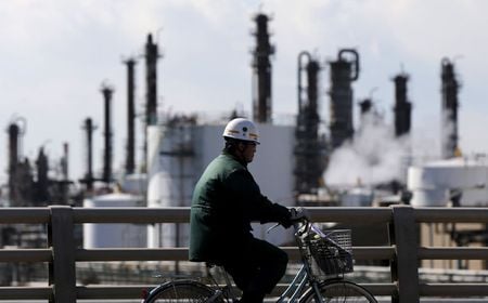 　８月３１日、    自動車や機械、鉄鋼など主要工業品の７―９月期鉱工業生産は、供給制約に伴う自動車大手の減産などで下振れリスクを伴いそうだ。京浜工業地帯で２０１６年２月撮影（２０２１年　ロイター/Toru Hanai）