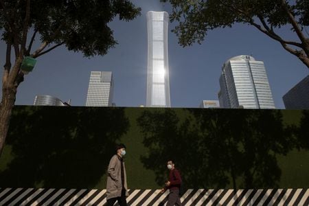 中国の銀行は来年、資金調達で苦戦を強いられそうだ。投資家は不良債権の増加や利ザヤの一段の縮小を予想しており、様子見姿勢を崩していない。写真は北京のビジネス中心街に立ち並ぶ高層ビル群。今年１０月３０日に撮影。（２０２０年　ロイター／Thomas Peter）