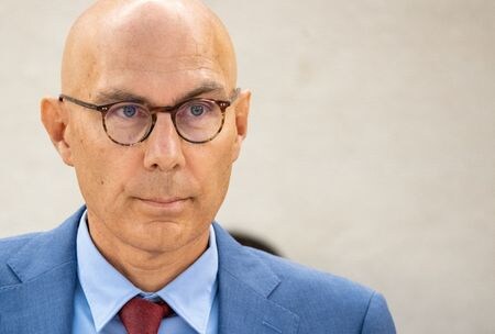 国連のターク人権高等弁務官は８日、開始から１カ月が経過したイスラエルとイスラム組織ハマスの軍事衝突について、双方によって戦争犯罪が行われているとの認識を示した。写真は９月１１日、ジュネーブで国連人権理事会の会議に出席する国連のターク人権高等弁務官（２０２３年　ロイター／Denis Balibouse）