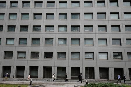 　厚生労働省が８日発表した毎月勤労統計調査（速報）によると、１０月の実質賃金は前年比０．２％減と８カ月連続で低下した。写真は都内で５月撮影（２０２０年　ロイター／Kim Kyung-Hoon）