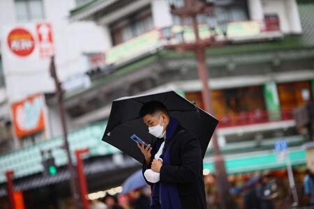 　１０月２８日、公正取引委員会は、携帯電話市場のフォローアップ調査を実施すると発表した。写真は都内で３月撮影（２０２０年　ロイター／Edgard Garrido）