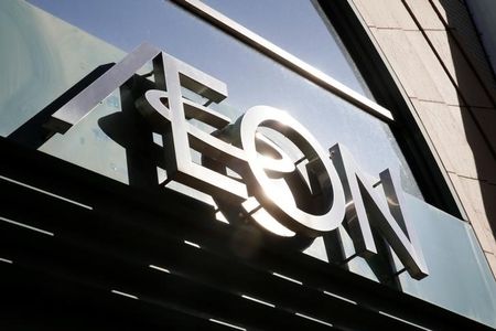 イオンは２６日、ウエルシアホールディングスとツルハホールディングスの経営統合に関する一部報道を受け、「経営統合について現在検討していることは事実」とのコメントを発表した。写真は、イオンのロゴ。２０１８年１０月２８日に大阪市内で撮影。（２０２４年　ロイター／Thomas White）