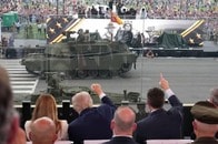 トランプ大統領の誕生日に34年ぶり軍事パレード...防弾ガラス越しにトランプ氏は観覧