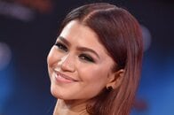 「もしかして何も着ていない…？」　米女優の「グラマラスな雰囲気」を出す「密着衣装」にネット騒然