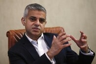 歴代初のイスラム教徒ロンドン市長誕生へ、労働党カーン氏当確