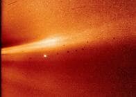 NASAの太陽探査機、太陽に接近し、コロナから伸びた長い流線をとらえる