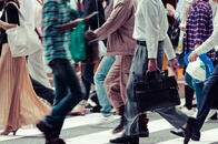 駅や交差点で人にぶつかるような人が「部下育成」に向いていない理由