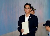 サムスン実質トップ、二審は猶予判決で1年ぶりに釈放　経営復帰か