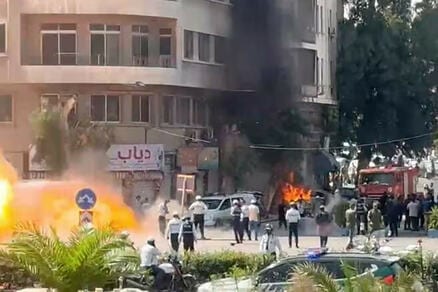 シリア首都で爆発、18人負傷…滞在中のマクロン仏大統領の訪問先付近が現場に