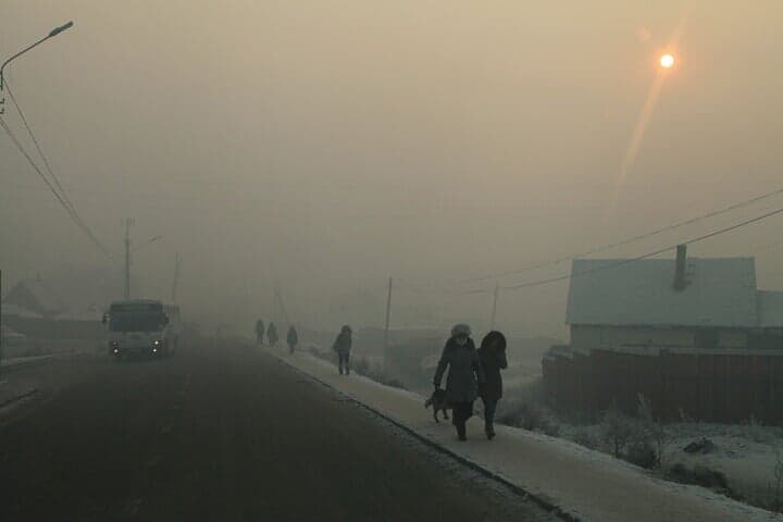 石炭ストーブからの煤煙による大気汚染が深刻なウランバートル・チンゲルテイ区の街路