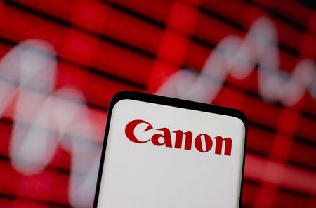 　６月１５日、キヤノンは発行済み株式の１．６％に当たる１６００万株・５００億円を上限とする自社株買いを決議したと発表した。写真は同社のロゴ。２０２１年２月撮影（２０２３年　ロイター/Dado Ruvic）