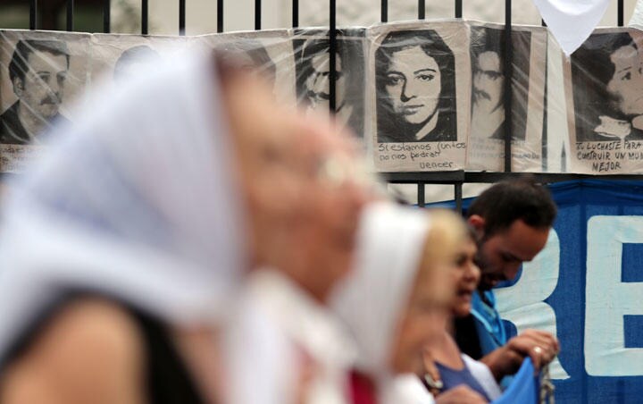 独裁政権下に消息を絶った人々の写真（ブエノスアイレス・マージョ広場）　Agustin Marcarian-REUTERS