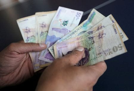 ８月３日、国際金融協会（ＩＩＦ）が３日公表した非居住者資金動向によると、７月は新興国市場から９８億ドルの資金が流出し、５カ月連続の売り越しとなった。写真はコロンビア・ペソ紙幣。ボゴタで２０１８年１２月撮影（２０２２年　ロイター/Luisa Gonzalez）