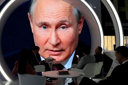 ６月４日、ロシアのプーチン大統領は、米国がドルを経済および政治戦争の手段にしていると批判し、ロシアが石油・ガス取引の決済にユーロなど他の通貨を使用する可能性があるとけん制した。写真は同日、サンクトペテルブルク・フォーラムに出席するプーチン大統領（２０２１年　ロイター／Evgenia Novozhenina ）