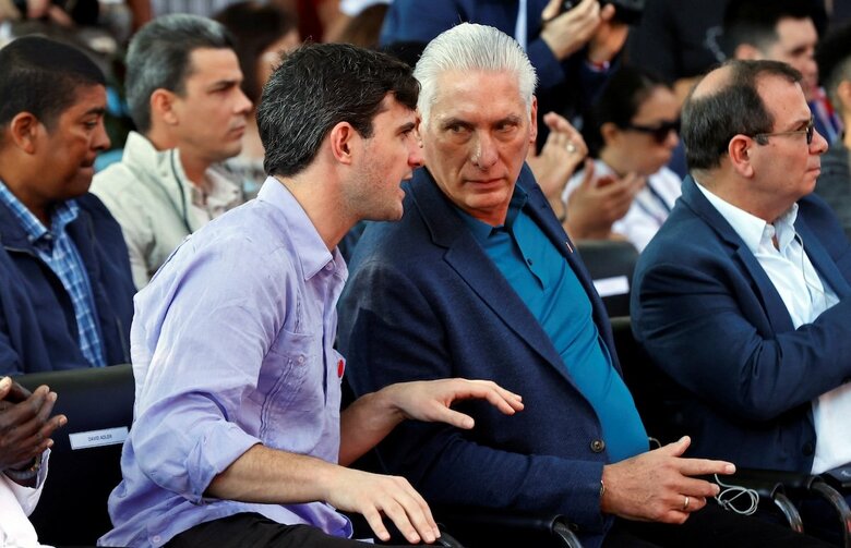 キューバのミゲル・ディアスカネル大統領（中央）（3月21日、ハバナ）　Ernesto Mastrascusa/Pool via REUTERS