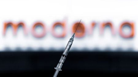 カナダのトルドー首相は１５日、規制当局が早ければ来週に米バイオ医薬品大手モデルナの新型コロナウイルスワクチンを承認する可能性があり、同社から年内に最大１６万８０００回分のワクチンが供給される見通しと明らかにした。モントリオールで１１月撮影（２０２０年　ロイター/David Himbert）