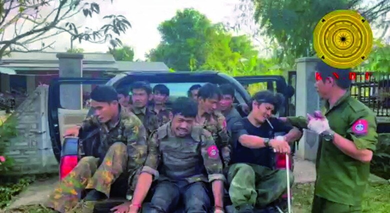 ミャンマー少数民族武装勢力の1つ、カレンニー国民防衛隊（KNDF）に投降した国軍兵士（2023年11月15日）　KARENNI NATIONALITIES DEFENSE FORCEｰREUTERS