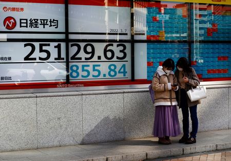 　３月７日、原油急騰が日本株を直撃した。写真は都内の株価ボード前で７日撮影（２０２２年　ロイター/Kim Kyung-Hoon）