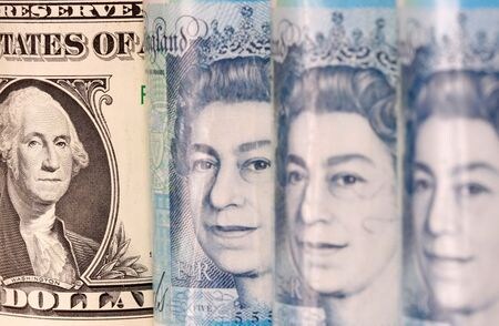 ニューヨーク外為市場では薄商いの中、ドルが小幅高。英ポンドも上昇した。写真は１月６日撮影（２０２０年　ロイター/Dado Ruvic）