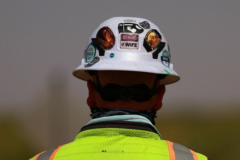 米国とメキシコの国境沿いの建設作業員。メキシコのシウダード・フアレスから５日撮影。REUTERS/Jose Luis Gonzalez